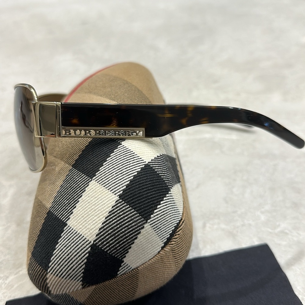Burberry sunglasses 🕶️ - Picture 4 of 5